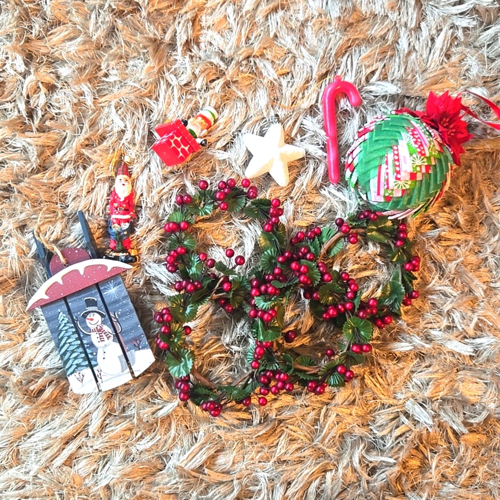Christmas tree ornament red berries wreath set